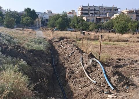 Σημείο παροχής νερού στην Καλλιθέα με πινακίδα περιορισμού κατανά…
