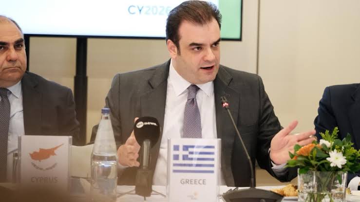 Πιερρακάκη σε συνέντευξη, δείχνει τα νέα μέτρα για την κοίνωση