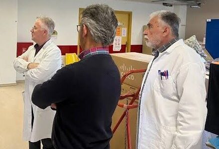 Αχαΐα: Αναγκαστικές μετακινήσεις γιατρών προς νησί από ΚΥ Αχαγιάς και Αγιο Στέφανο 14 Τρεις άνδρες, δύο με ιατρικές ποδιές, σε εσωτερικό χώρο.