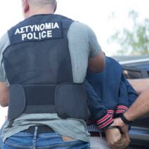 Πάτρα: Δύο συλλήψεις για ληστεία γυναίκας με εμπλοκή και ανηλίκου 2 Αστυνομικοί συλλαμβάνουν άνδρα, με χειροπέδες και αστυνομικό γιλέ…