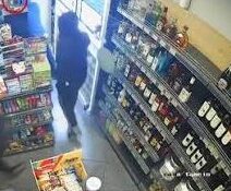 Πάτρα: Βρήκαν τον ληστή μίνι μάρκετ μετά από επίθεση σε υπάλληλο 1 Στιγμιότυπο από κάμερα ασφαλείας μίνι μάρκετ στην Πάτρα κατά τη δι…