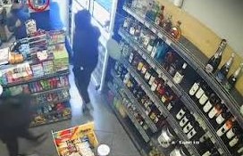 Στιγμιότυπο από κάμερα ασφαλείας μίνι μάρκετ στην Πάτρα κατά τη δι…