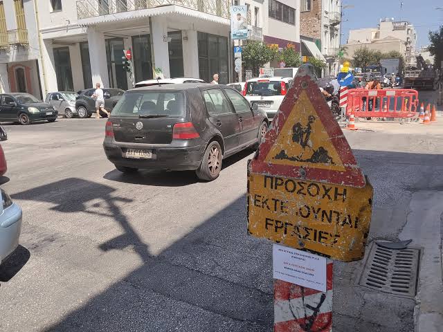 Κυκλοφοριακό χάος στην Πάτρα με κλειστά δρόμους και οπτικές ίνες