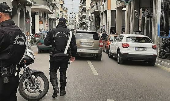 Πάτρα: «Σάρωσε» μοιράζοντας κλήσεις για διπλοπαρκαρίσματα η Τροχαία - Το σχέδιο και οι δρόμοι κρούσης σε οδηγούς 5 Πάτρα: «Σάρωσε» μοιράζοντας κλήσεις για διπλοπαρκαρίσματα η Τροχαία - Το σχέδιο και οι δρόμοι κρούσης σε οδηγούς