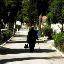 Πάτρα: Αποζημίωση για σωματική βλάβη και ηθική οδύνη ζητά γυναίκα που τραυματίστηκε σε Νεκροταφείο 3 Ηλικιωμένη γυναίκα περπατά με μπαστούνι σε μονοπάτι νεκροταφείου.