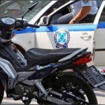 Φωτογραφία που απεικονίζει κλοπή μηχανών από άτομα στην Πάτρα