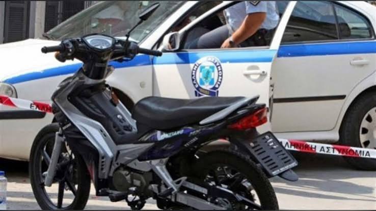Φωτογραφία που απεικονίζει κλοπή μηχανών από άτομα στην Πάτρα