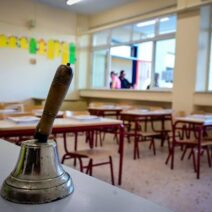 Αχαΐα: Σοβαρά κενά λίγο πριν τον αγιασμό στα σχολεία - Κίνδυνος χαμένων διδακτικών ωρών από την πρώτη κιόλας ημέρα 1 Φωτογραφία από τη φωτιά στην Αχαΐα με καμένα κτίρια και καπνό στον …