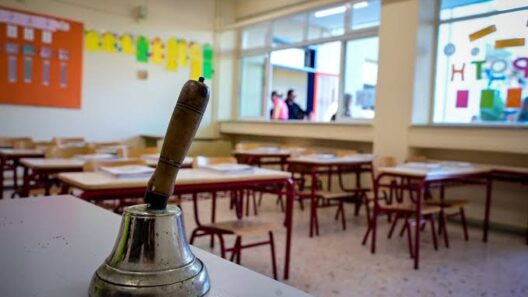 Φωτογραφία από τη φωτιά στην Αχαΐα με καμένα κτίρια και καπνό στον …