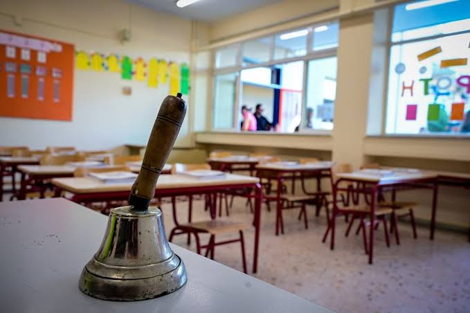 Φωτογραφία από τη φωτιά στην Αχαΐα με καμένα κτίρια και καπνό στον …