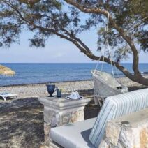 Παραλία στην Αχαΐα με ήρεμη θάλασσα και καθαρό νερό