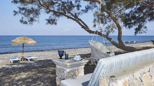 Παραλία στην Αχαΐα με ήρεμη θάλασσα και καθαρό νερό