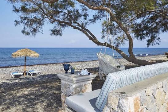 Παραλία στην Αχαΐα με ήρεμη θάλασσα και καθαρό νερό