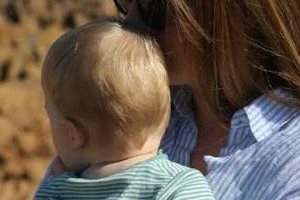 Αγρίνιο: Συνέλαβαν μάνα γιατί είχε αφήσει μόνο του σπίτι 3 ετών παιδί