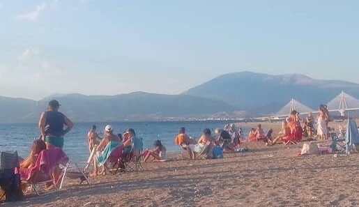 Αχαΐα: Πολύ ζεστός καιρός με λίγες νεφώσεις 16 Άνθρωποι σε ηλιόλουστη παραλία με βουνά και τη Γέφυρα Ρίου-Αντιρρί…