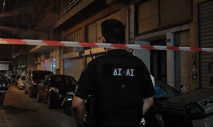 Αθήνα: Επιθέσεις με χειροβομβίδα σε καταστήματα τη νύχτα 4 Αστυνομικός της ΔΙ.ΑΣ. σε αποκλεισμένη περιοχή μετά από επίθεση με …