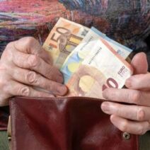 Συνταξιούχοι: Ενίσχυση χωρίς οικονομικά κριτήρια – Παραδείγματα 2 Συνταξιούχοι: Ενίσχυση χωρίς οικονομικά κριτήρια – Παραδείγματα