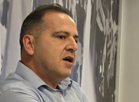 «Το 1% του Αλέξη και η λάμπα της πολυκατοικίας»