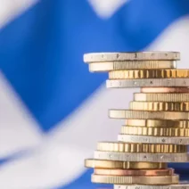 Στοίβες κερμάτων ευρώ μπροστά από την ελληνική σημαία, που αντιπρο…