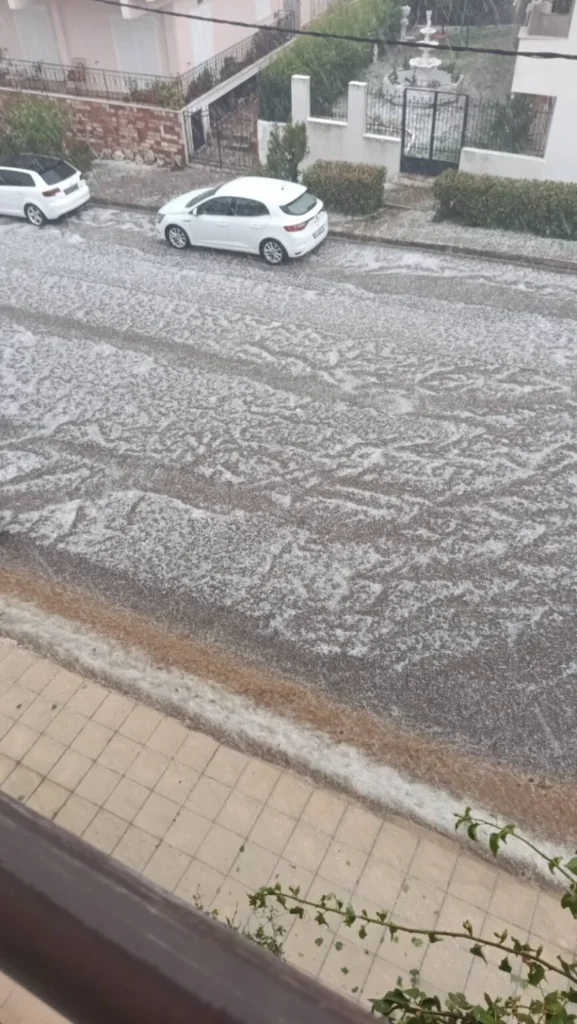 Αγρίνιο: Έντονη χαλαζόπτωση έπληξε το κέντρο ΒΙΝΤΕΟ - ΦΩΤΟ