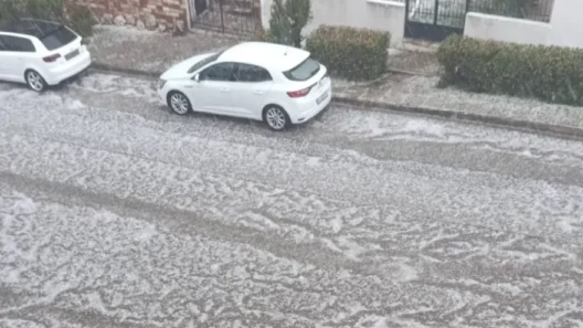 Αγρίνιο: Έντονη χαλαζόπτωση έπληξε το κέντρο ΒΙΝΤΕΟ - ΦΩΤΟ