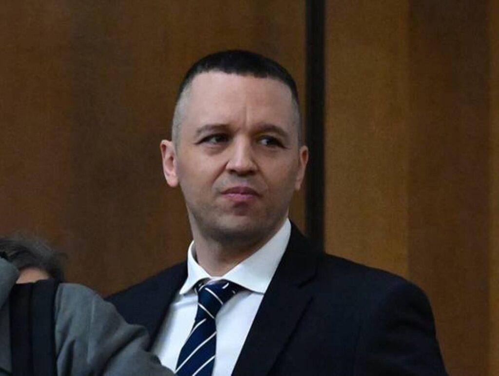Ο Ηλίας Κασιδιάρης εμφανίζεται ελεύθερος μετά την αποφυλάκισή του