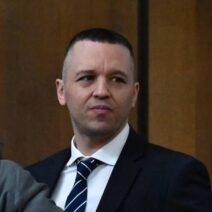 Ο Ηλίας Κασιδιάρης εμφανίζεται ελεύθερος μετά την αποφυλάκισή του