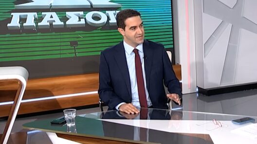 Φωτογραφία από πολιτική εκδήλωση του ΠΑΣΟΚ στην Πάτρα με τον βουλε…