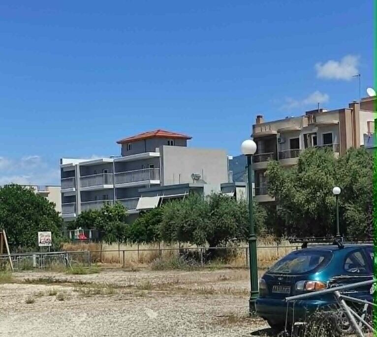 Δεμένικα: Η πλατεία που έχει μετατραπεί σε άτυπο χώρο στάθμευσης ΦΩΤΟ