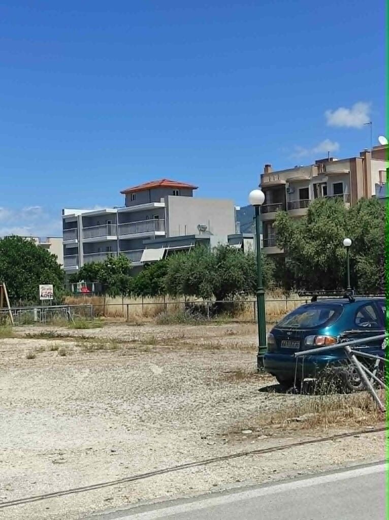 Δεμένικα: Η πλατεία που έχει μετατραπεί σε άτυπο χώρο στάθμευσης ΦΩΤΟ