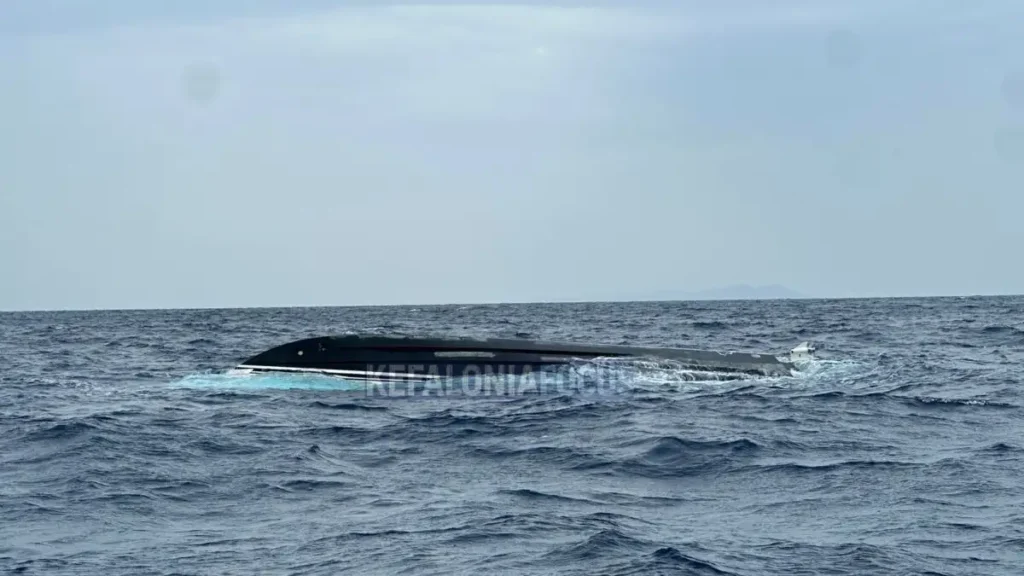 Πανοραμική θέα της Κεφαλονιάς με γαλάζια θάλασσα