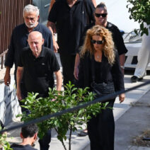 Γιώργος Μαζωνάκης: «Ράγισαν» καρδιές στην κηδεία του - Το «αντίο» από πλήθος κόσμου και καλλιτέχνες ΦΩΤΟ