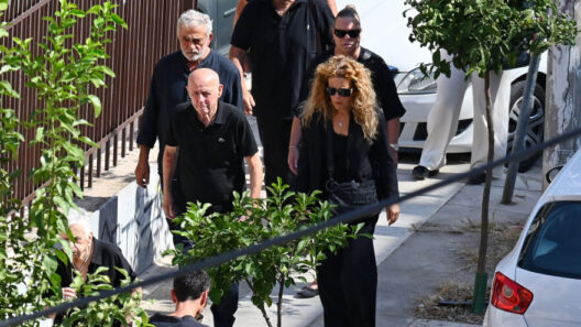 Γιώργος Μαζωνάκης: «Ράγισαν» καρδιές στην κηδεία του - Το «αντίο» από πλήθος κόσμου και καλλιτέχνες ΦΩΤΟ