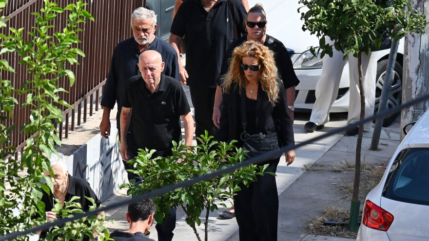 Γιώργος Μαζωνάκης: «Ράγισαν» καρδιές στην κηδεία του - Το «αντίο» από πλήθος κόσμου και καλλιτέχνες ΦΩΤΟ