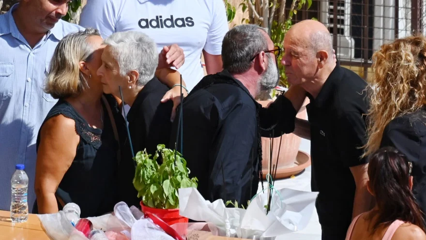 Μαζωνάκης: «Ράγισαν» καρδιές στην κηδεία του - Το «αντίο» από πλήθος κόσμου και καλλιτέχνες ΦΩΤΟ