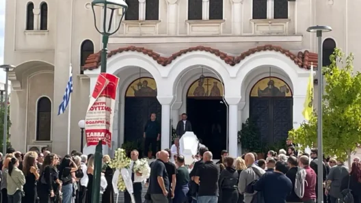 Ηγουμενίτσα: Θλίψη στη κηδεία της Πηνελόπης που δολοφονήθηκε από τον πρώην σύντροφό της ΦΩΤΟ ΒΙΝΤΕΟ 13 Ηγουμενίτσα: Θλίψη στη κηδεία της Πηνελόπης που δολοφονήθηκε από τον πρώην σύντροφό της ΦΩΤΟ ΒΙΝΤΕΟ
