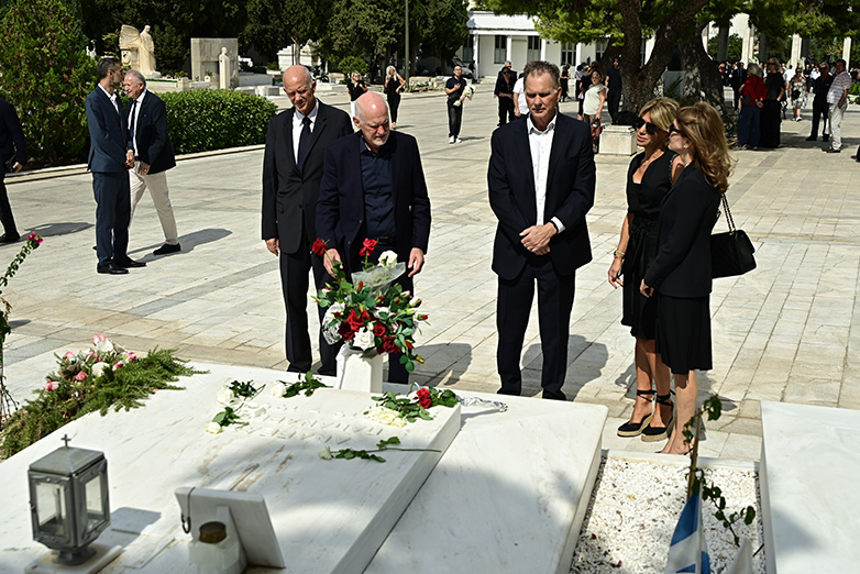 Αχαΐα: Βαθιά οδύνη για τον Γιώργο Παπανδρέου - Το τελευταίο «αντίο» στην μητέρα του Μαργαρίτα στο Α’ Νεκροταφείο ΦΩΤΟ 5 Αχαΐα: Βαθιά οδύνη για τον Γιώργο Παπανδρέου - Το τελευταίο «αντίο» στην μητέρα του Μαργαρίτα στο Α’ Νεκροταφείο ΦΩΤΟ