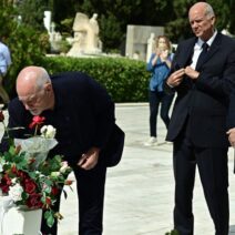 Αχαΐα: Βαθιά οδύνη για τον Γιώργο Παπανδρέου - Το τελευταίο «αντίο» στην μητέρα του Μαργαρίτα στο Α’ Νεκροταφείο ΦΩΤΟ 1 Αχαΐα: Βαθιά οδύνη για τον Γιώργο Παπανδρέου - Το τελευταίο «αντίο» στην μητέρα του Μαργαρίτα στο Α’ Νεκροταφείο ΦΩΤΟ