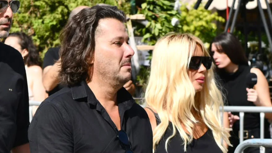 Μαζωνάκης: «Ράγισαν» καρδιές στην κηδεία του - Το «αντίο» από πλήθος κόσμου και καλλιτέχνες ΦΩΤΟ