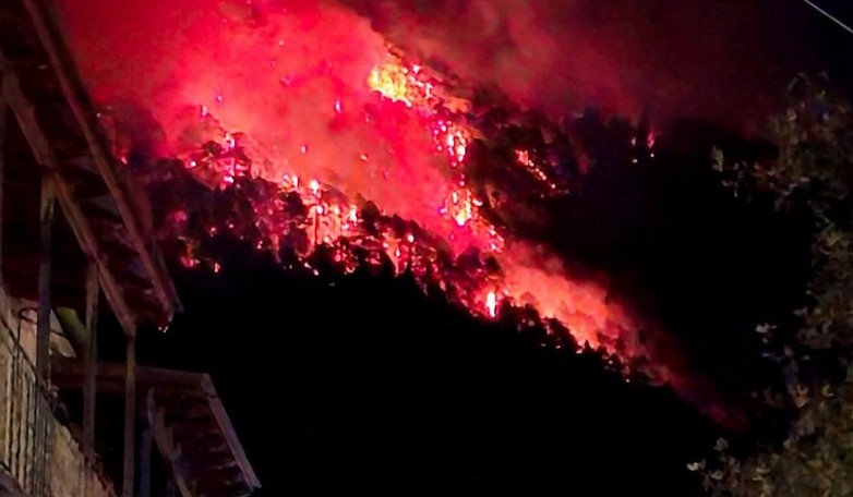 Καπνός και φλόγες σε νυχτερινό τοπίο της Κονίτσας μετά από ανεξέλε…