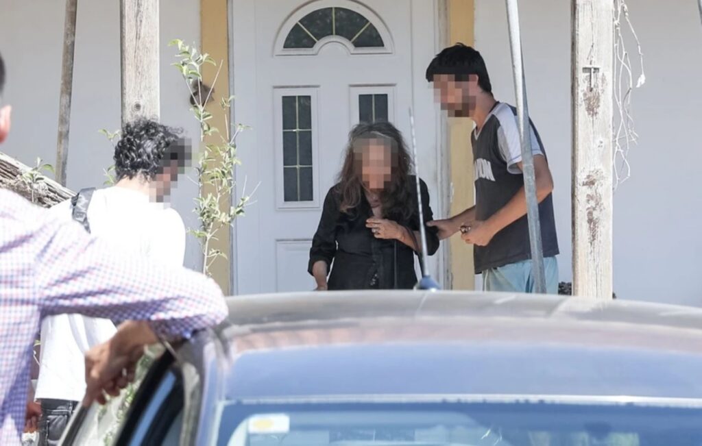 Κόρη τρέχοντας σε μαραθώνιο δρόμο