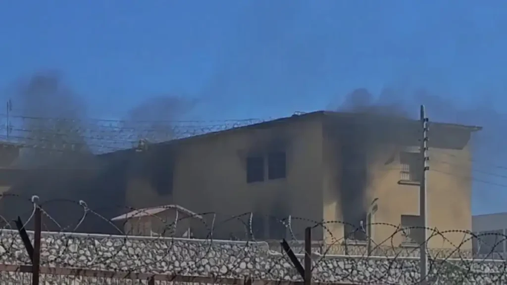 Φωτιά σε φυλακή στο Άγιο Στέφανο, με πυροσβεστική παρέμβαση