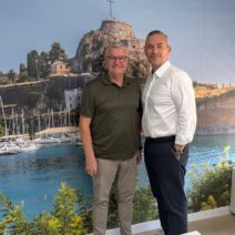 Ο Κουνάβης και ο Μπέκος συναντιούνται στην Αθήνα, μπροστά σε φόντο …