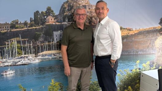 Ο Κουνάβης και ο Μπέκος συναντιούνται στην Αθήνα, μπροστά σε φόντο …