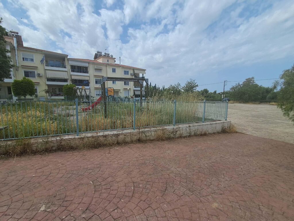 Εγλυκάδα: Εργατικές Κατοικίες με έναν κοινόχρηστο χώρο που ζητά αναβάθμιση ΦΩΤΟ