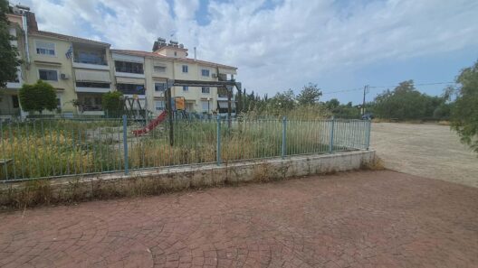Εγλυκάδα: Εργατικές Κατοικίες με έναν κοινόχρηστο χώρο που ζητά αναβάθμιση ΦΩΤΟ 12 Εγλυκάδα: Εργατικές Κατοικίες με έναν κοινόχρηστο χώρο που ζητά αναβάθμιση ΦΩΤΟ