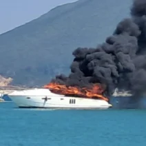 Θαλαμηγός τυλίχθηκε στις φλόγες στη Λευκάδα ΒΙΝΤΕΟ