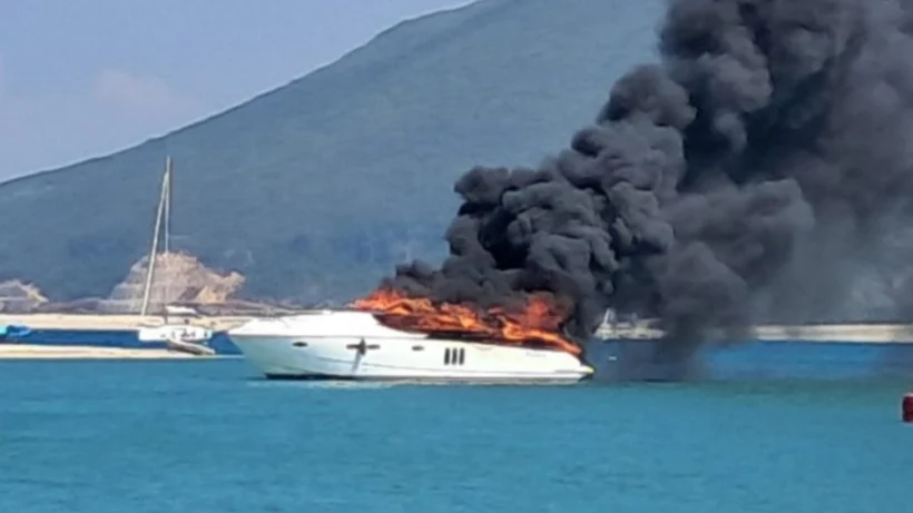 Θαλαμηγός τυλίχθηκε στις φλόγες στη Λευκάδα ΒΙΝΤΕΟ
