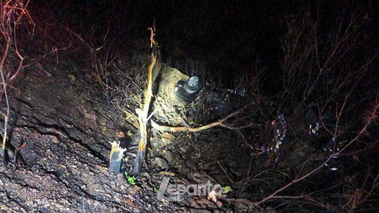 Δωρίδα: Ένας νεκρός και δύο τραυματίες σε τροχαίο 4 Σκηνή με νεκρό σώμα και δύο τραυματίες μέσα σε τροφοίο