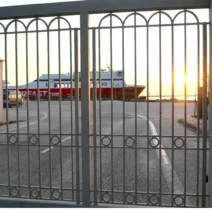 Λιμάνι Πάτρας με σκάφη και φόντο αστικού τοπίου